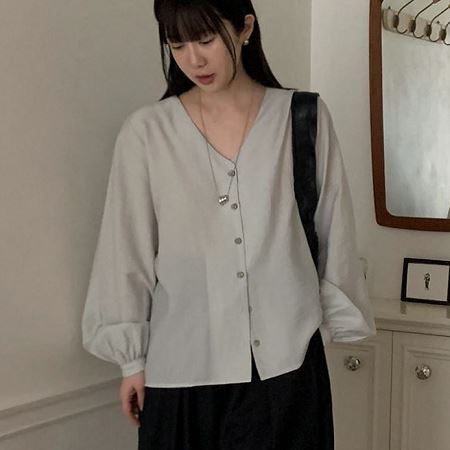 Dongdaemum Women’s Shirts, Tops & T-Shirts, a testament to the elegance and quality of wholesale Korean fashion.