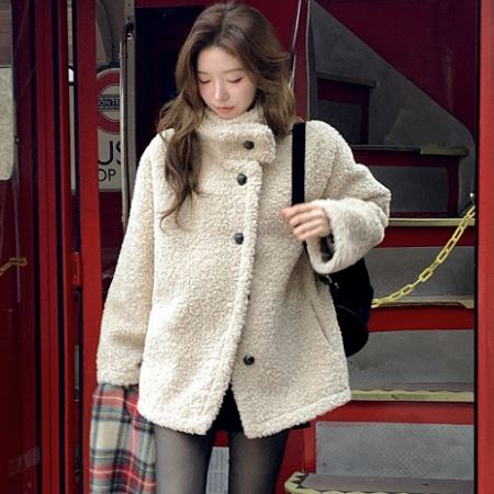 Dongdaemum Women’s Coats & Jackets, a testament to the elegance and quality of wholesale Korean fashion.