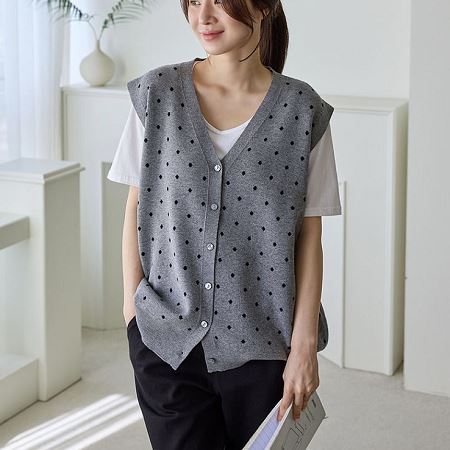 Dongdaemum Women’s Shirts, Tops & T-Shirts, a testament to the elegance and quality of wholesale Korean fashion.