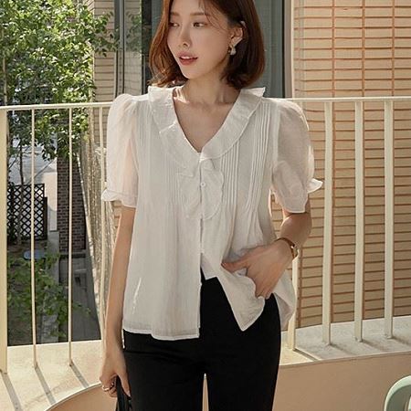 Dongdaemum Women’s Shirts, Tops & T-Shirts, a testament to the elegance and quality of wholesale Korean fashion.