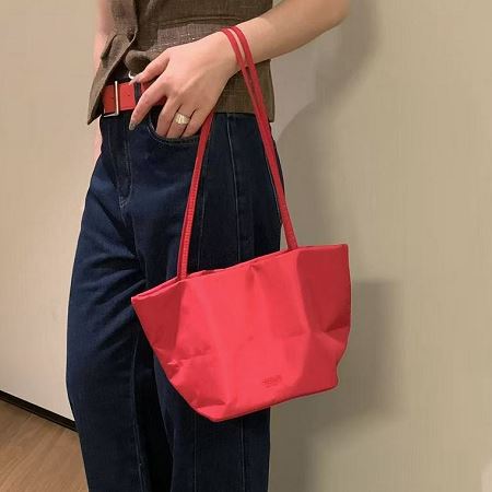 Dongdaemum Women’s Handbags, a testament to the elegance and quality of wholesale Korean fashion.