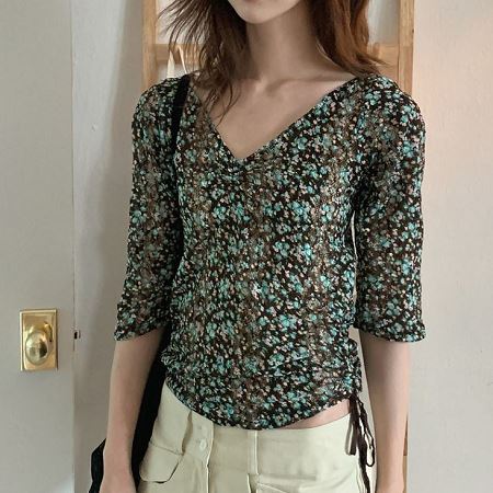 Dongdaemum Women’s Shirts, Tops & T-Shirts, a testament to the elegance and quality of wholesale Korean fashion.