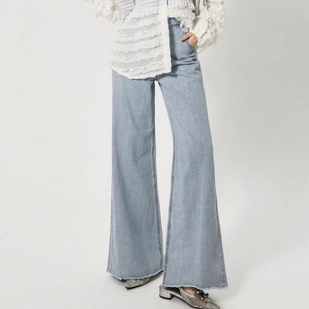 Dongdaemum Women’s Pants, a testament to the elegance and quality of wholesale Korean fashion.