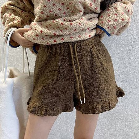 Dongdaemum Women’s Pants, a testament to the elegance and quality of wholesale Korean fashion.