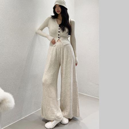 Dongdaemum Women’s One-Pieces, a testament to the elegance and quality of wholesale Korean fashion.