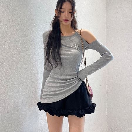 Dongdaemum Women’s Shirts, Tops & T-Shirts, a testament to the elegance and quality of wholesale Korean fashion.
