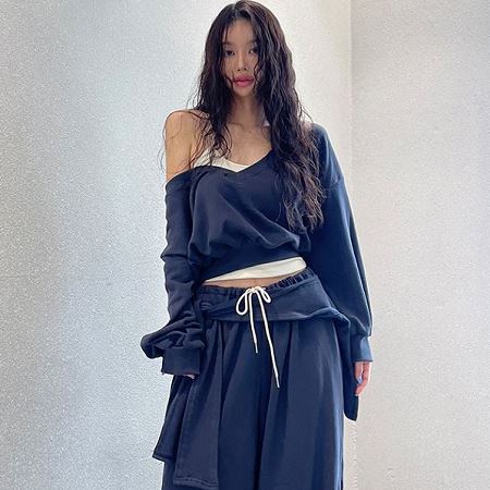 Dongdaemum Women’s Shirts, Tops & T-Shirts, a testament to the elegance and quality of wholesale Korean fashion.