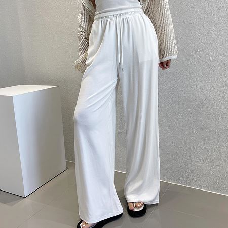 Dongdaemum Women’s Pants, a testament to the elegance and quality of wholesale Korean fashion.