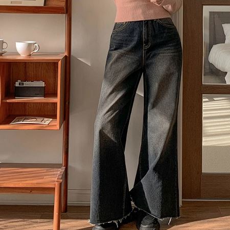 Dongdaemum Women’s Pants, a testament to the elegance and quality of wholesale Korean fashion.