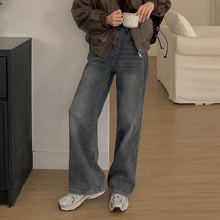 Dongdaemum Women’s Pants, a testament to the elegance and quality of wholesale Korean fashion.