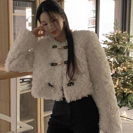 Dongdaemum Women’s Coats & Jackets, a testament to the elegance and quality of wholesale Korean fashion.