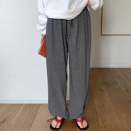 Dongdaemum Women’s Pants, a testament to the elegance and quality of wholesale Korean fashion.