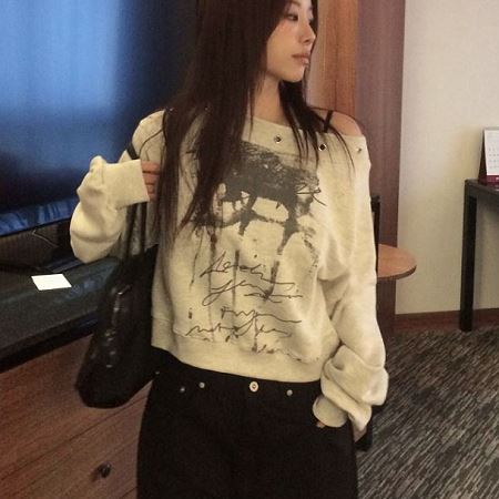 Dongdaemum Women’s Shirts, Tops & T-Shirts, a testament to the elegance and quality of wholesale Korean fashion.