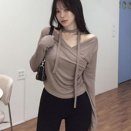 Dongdaemum Women’s Shirts, Tops & T-Shirts, a testament to the elegance and quality of wholesale Korean fashion.