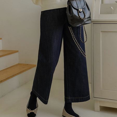 Dongdaemum Women’s Pants, a testament to the elegance and quality of wholesale Korean fashion.