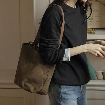 A collection of Dongdaemum Women’s Handbags, Wallets & Cases, showcasing the elegance of Korean fashion.