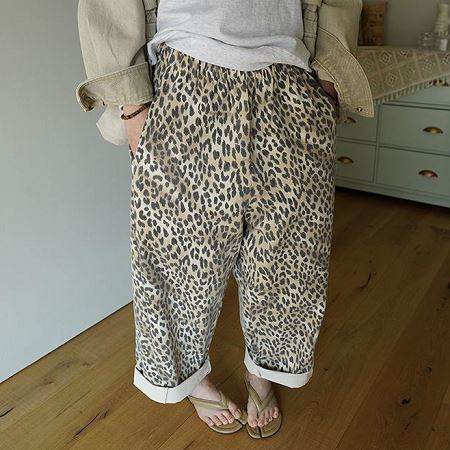 Dongdaemum Women’s Pants, a testament to the elegance and quality of wholesale Korean fashion.
