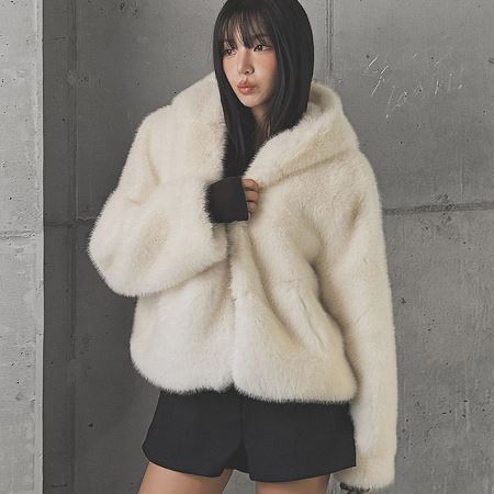 Dongdaemum Women’s Coats & Jackets, a testament to the elegance and quality of wholesale Korean fashion.