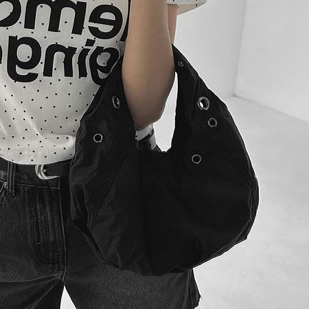 Dongdaemum Women’s Handbags, a testament to the elegance and quality of wholesale Korean fashion.