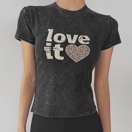 Dongdaemum Women’s Shirts, Tops & T-Shirts, a testament to the elegance and quality of wholesale Korean fashion.