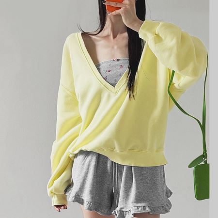 Dongdaemum Women’s Shirts, Tops & T-Shirts, a testament to the elegance and quality of wholesale Korean fashion.