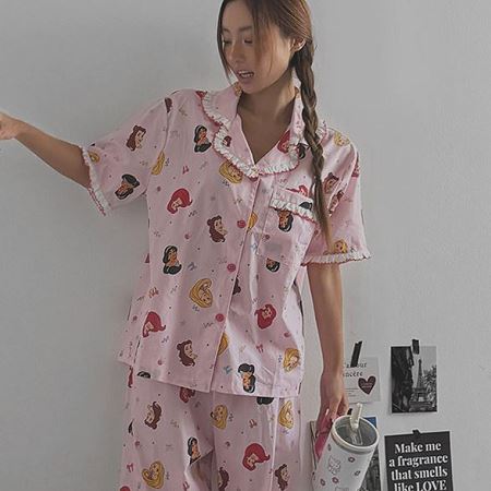 Dongdaemum Women’s Shirts, Tops & T-Shirts, a testament to the elegance and quality of wholesale Korean fashion.