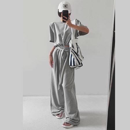 Dongdaemum Women’s One-Pieces, a testament to the elegance and quality of wholesale Korean fashion.