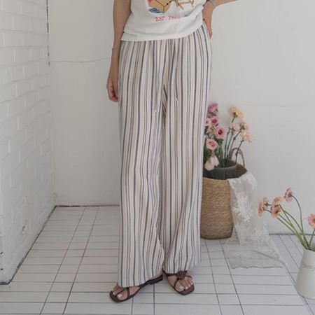 Dongdaemum Women’s Pants, a testament to the elegance and quality of wholesale Korean fashion.