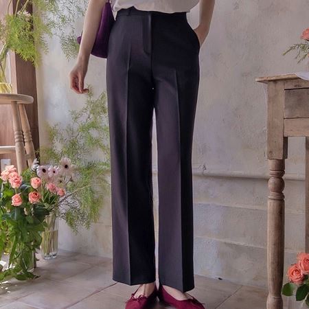 Dongdaemum Women’s Pants, a testament to the elegance and quality of wholesale Korean fashion.