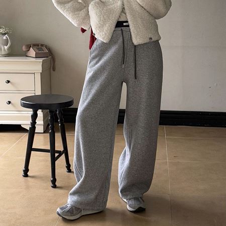 Dongdaemum Women’s Pants, a testament to the elegance and quality of wholesale Korean fashion.