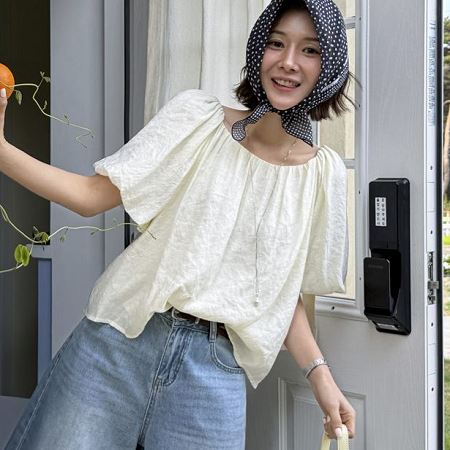 Dongdaemum Women’s Shirts, Tops & T-Shirts, a testament to the elegance and quality of wholesale Korean fashion.