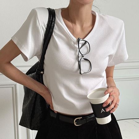 Dongdaemum Women’s Shirts, Tops & T-Shirts, a testament to the elegance and quality of wholesale Korean fashion.