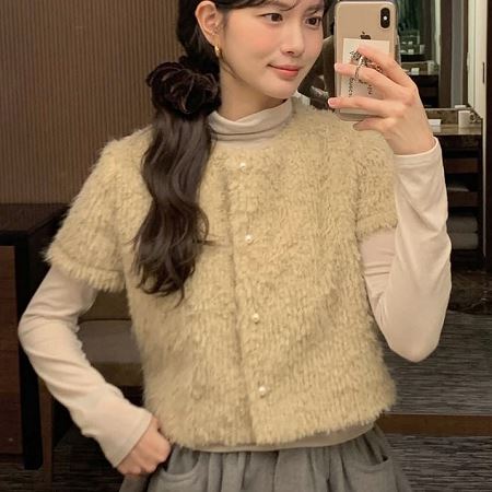 Dongdaemum Women’s Shirts, Tops & T-Shirts, a testament to the elegance and quality of wholesale Korean fashion.