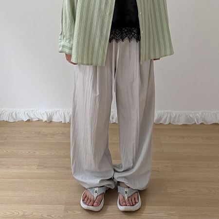 Dongdaemum Women’s Pants, a testament to the elegance and quality of wholesale Korean fashion.