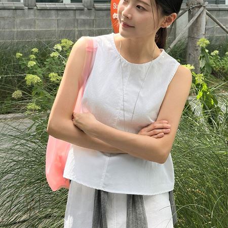 Dongdaemum Women’s Shirts, Tops & T-Shirts, a testament to the elegance and quality of wholesale Korean fashion.