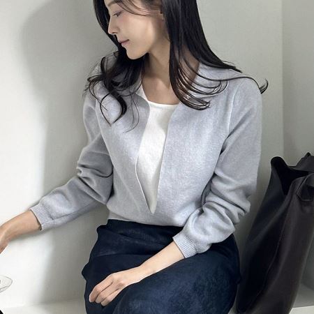 Dongdaemum Women’s Shirts, Tops & T-Shirts, a testament to the elegance and quality of wholesale Korean fashion.