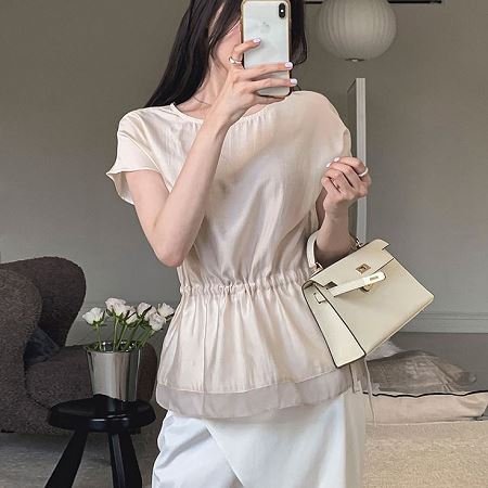 Dongdaemum Women’s Shirts, Tops & T-Shirts, a testament to the elegance and quality of wholesale Korean fashion.