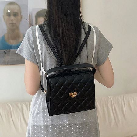 Dongdaemum Women’s Handbags, a testament to the elegance and quality of wholesale Korean fashion.