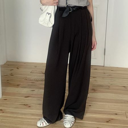 Dongdaemum Women’s Pants, a testament to the elegance and quality of wholesale Korean fashion.