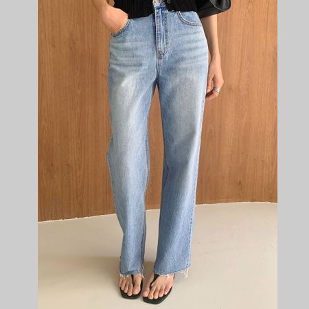 Dongdaemum Women’s Pants, a testament to the elegance and quality of wholesale Korean fashion.