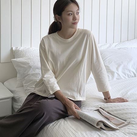 Dongdaemum Women’s Shirts, Tops & T-Shirts, a testament to the elegance and quality of wholesale Korean fashion.