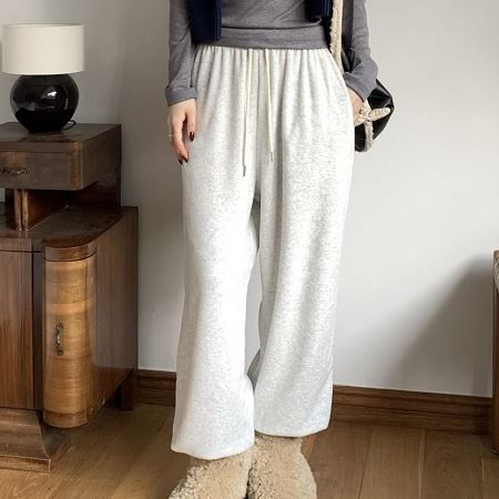 Dongdaemum Women’s Pants, a testament to the elegance and quality of wholesale Korean fashion.