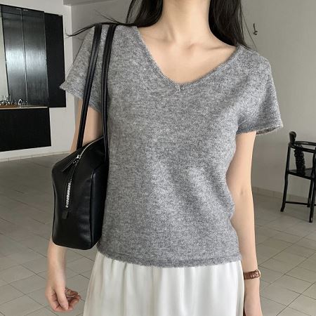 Dongdaemum Women’s Shirts, Tops & T-Shirts, a testament to the elegance and quality of wholesale Korean fashion.