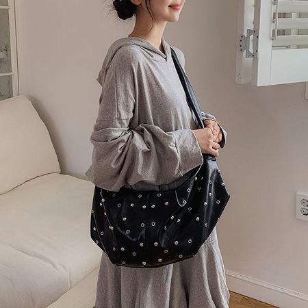 Dongdaemum Women’s Handbags, a testament to the elegance and quality of wholesale Korean fashion.