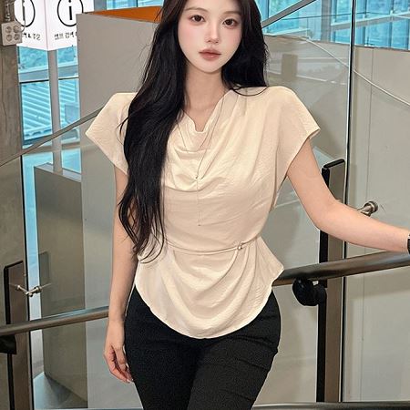 Dongdaemum Women’s Shirts, Tops & T-Shirts, a testament to the elegance and quality of wholesale Korean fashion.