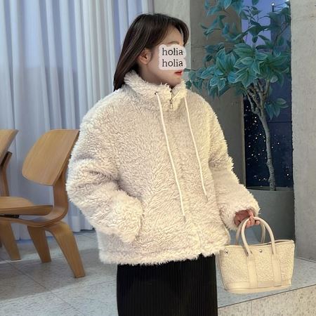 Dongdaemum Women’s Coats & Jackets, a testament to the elegance and quality of wholesale Korean fashion.