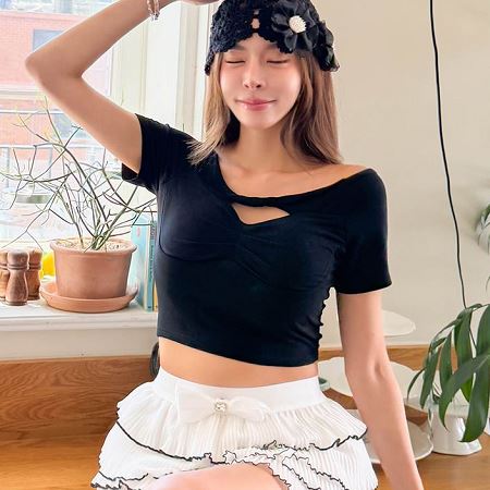 Dongdaemum Women’s Shirts, Tops & T-Shirts, a testament to the elegance and quality of wholesale Korean fashion.