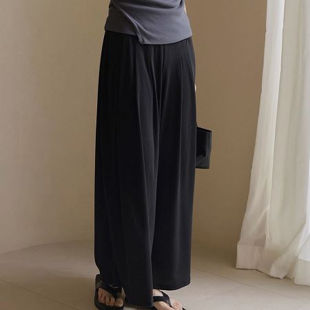 Dongdaemum Women’s Pants, a testament to the elegance and quality of wholesale Korean fashion.