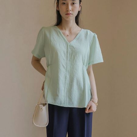 Dongdaemum Women’s Shirts, Tops & T-Shirts, a testament to the elegance and quality of wholesale Korean fashion.
