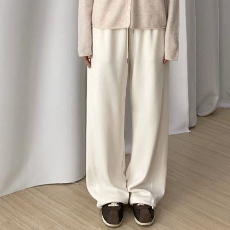 Dongdaemum Women’s Pants, a testament to the elegance and quality of wholesale Korean fashion.